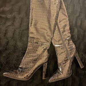 Sleek Black Croc-Embossed Heeled Boots